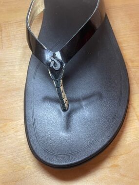 Olukai Ho'opio women's black water-friendly lightweight leather flip-flop size 9